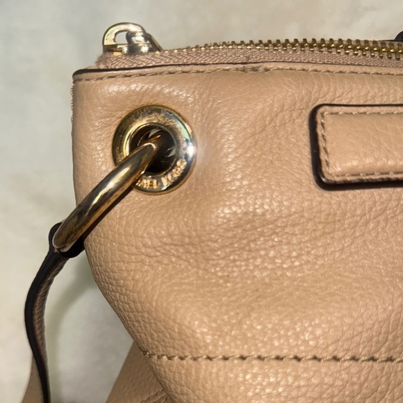Michael Kors Tan Shoulder Bag with Gold Accents - Picture 3 of 14